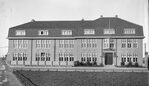 Voorgevel met rechts de verdwenen pilaar.
              <br/>
              Regionaal Archief Alkmaar, 1930